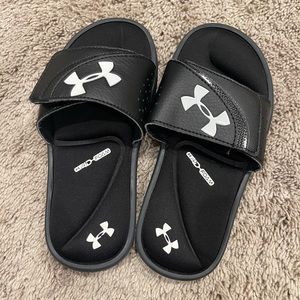 Boys under Armour flip flops